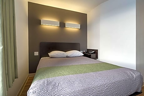Deluxe Queen Room - Non-Smoking