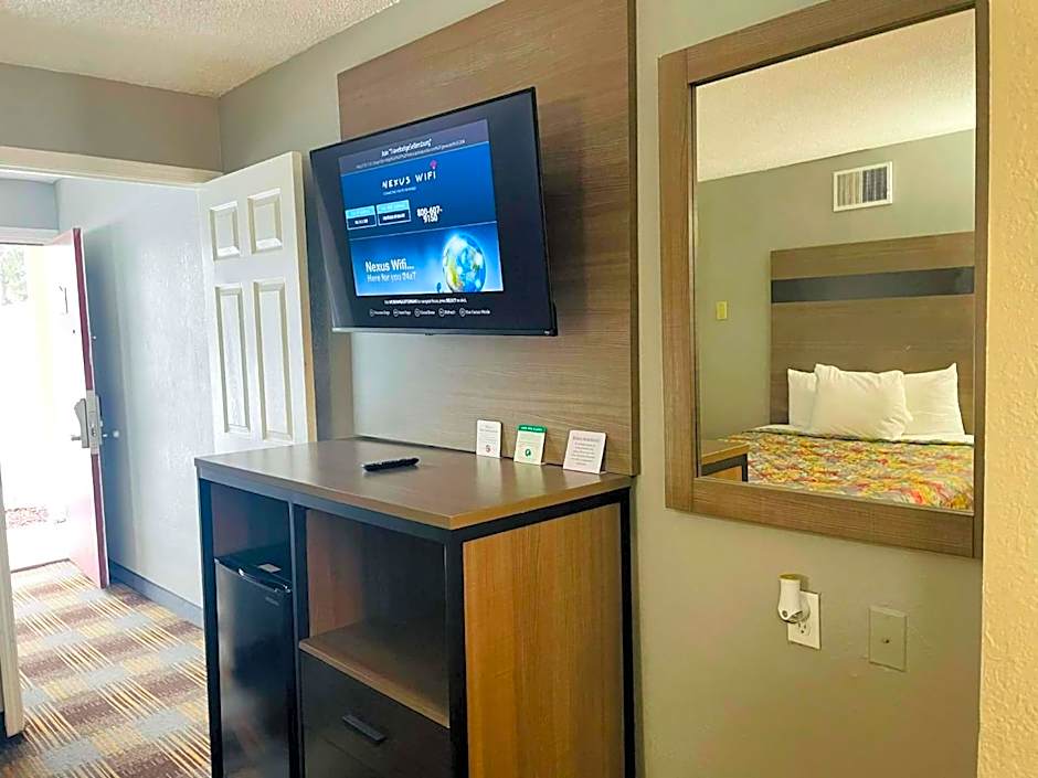 Travelodge by Wyndham Sellersburg / Louisville North