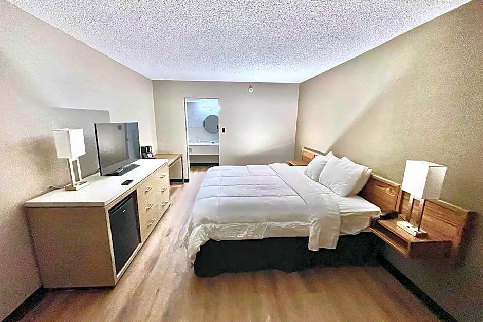 Foto 1 di 1 di 1 King Bed, Mobility Accessible, Roll in Shower