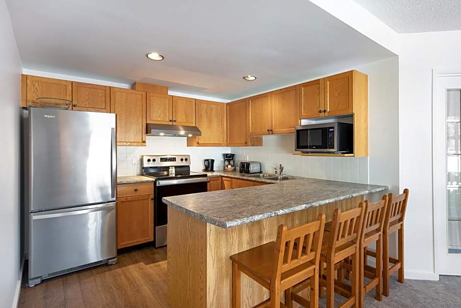 The Woodrun Lodge by Whiski Jack