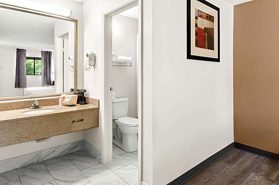 Quality Inn Middleburg Heights near Cleveland Airport