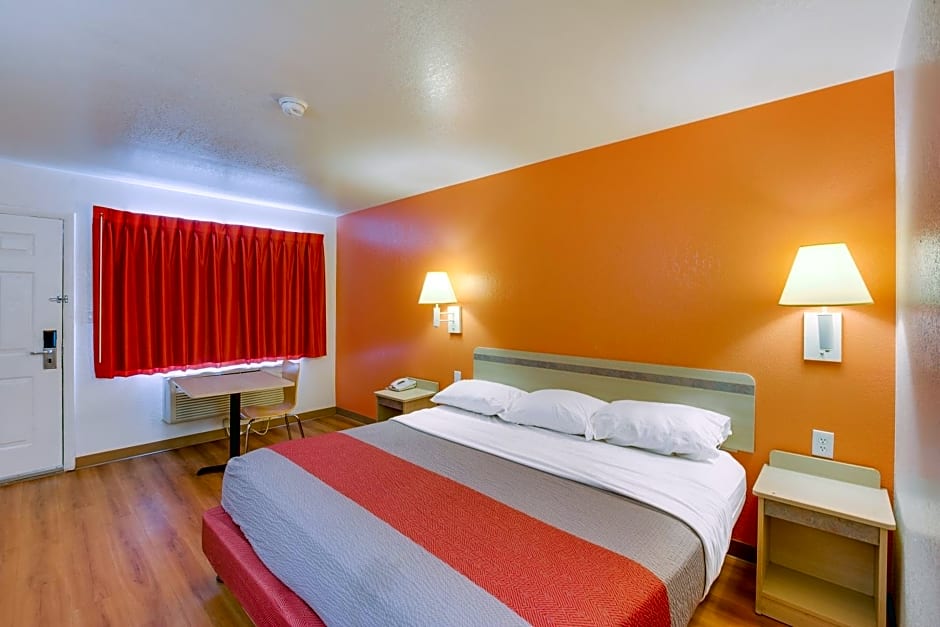 Motel 6-Columbus, OH - West