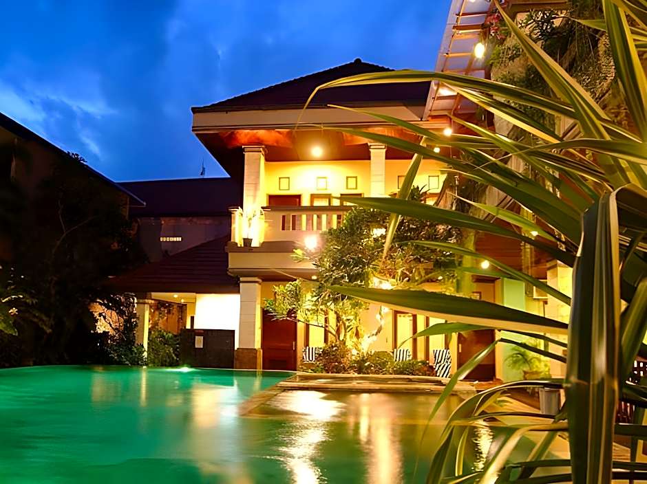 Super OYO Townhouse Oak Maxi Hotel Legian