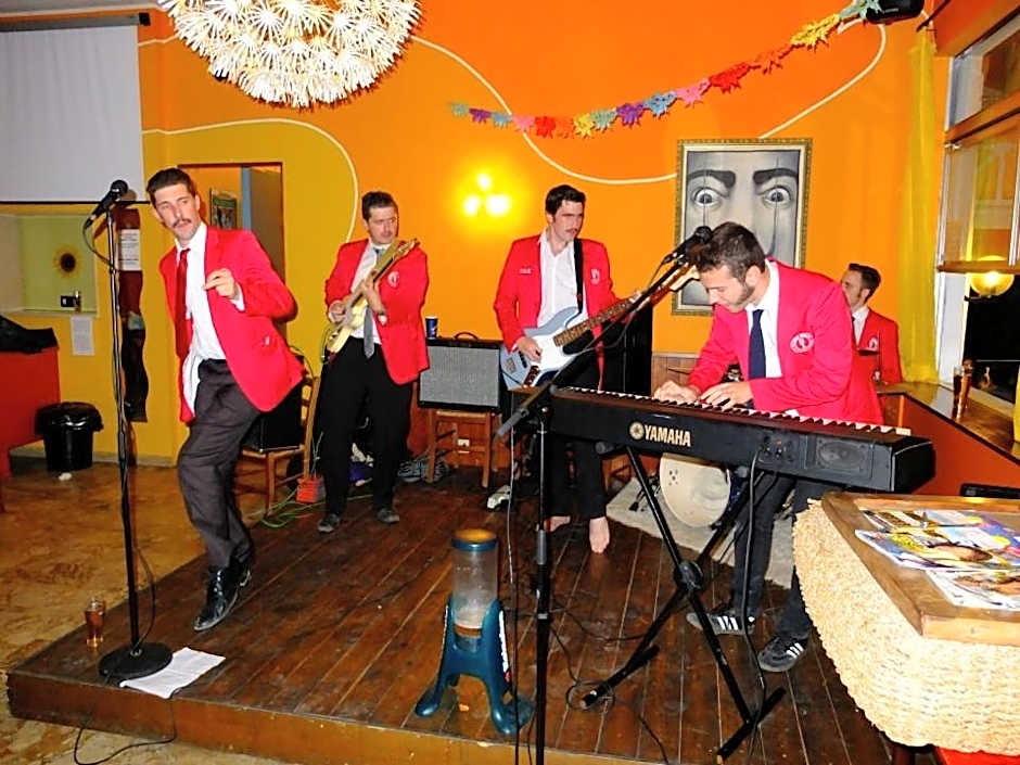 Sunflower Beach Backpacker Hostel & Bar