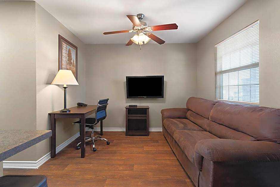 Eagle's Den Suites Carrizo Springs a Travelodge by Wyndham