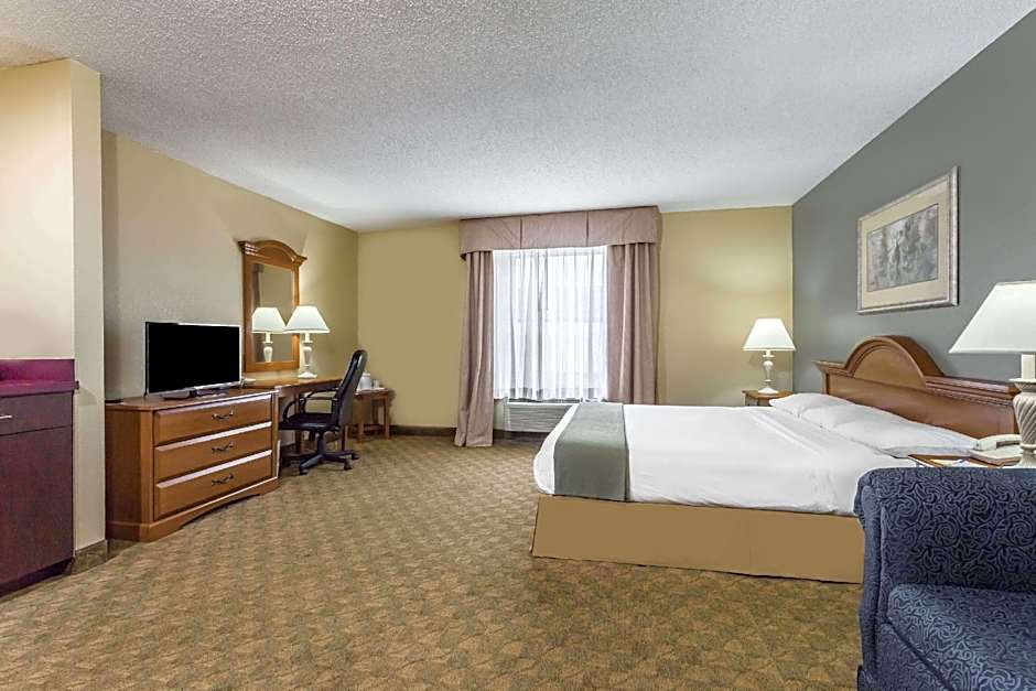 Photo 1 of 1 of Deluxe 1 King Bed Suite, Nonsmoking