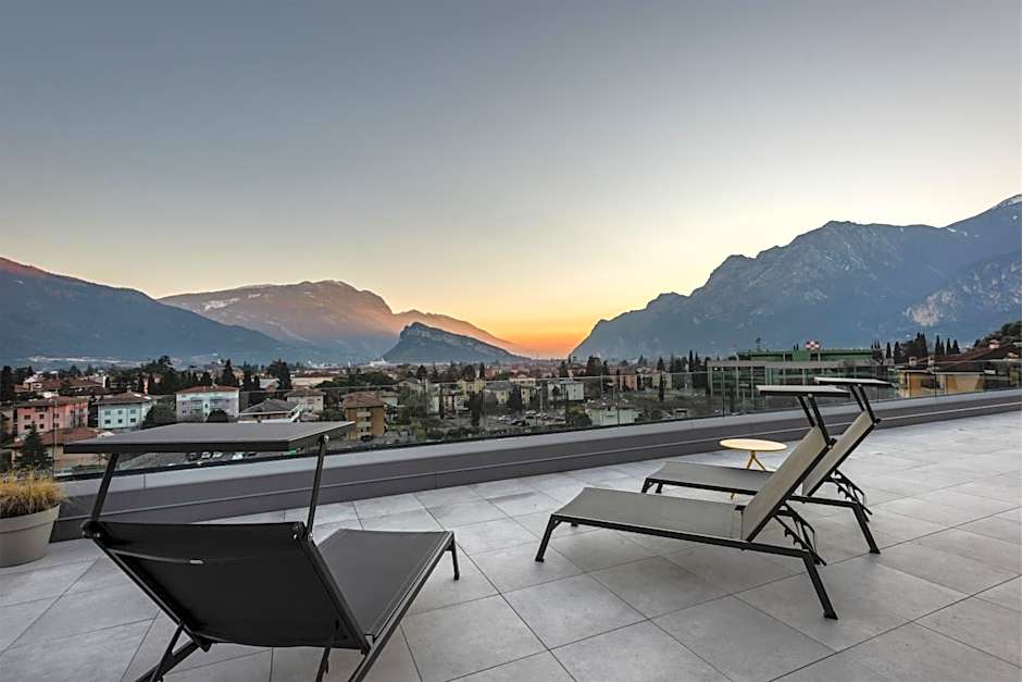 HOODY ACTIVE & HAPPINESS HOTEL