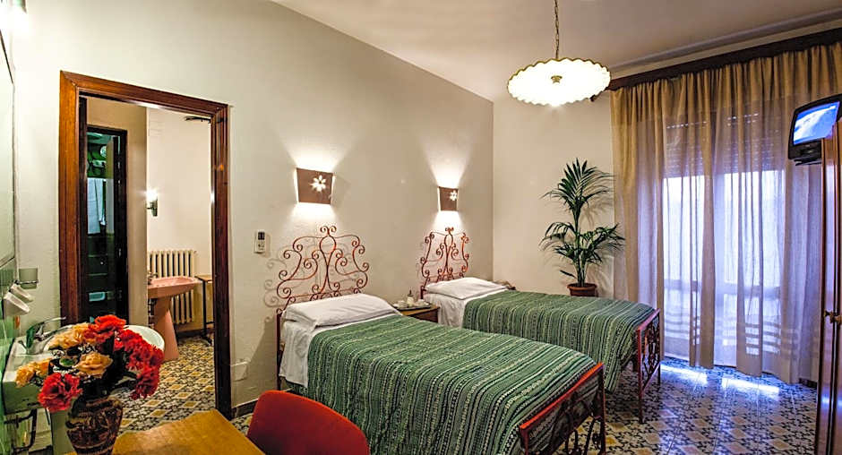 Hotel Villarosa con Vespa Rent