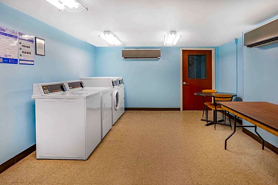 Super 8 by Wyndham Mount Laurel