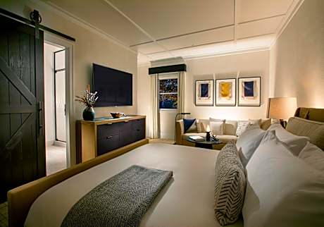 Deluxe Guestroom w/Sofabed