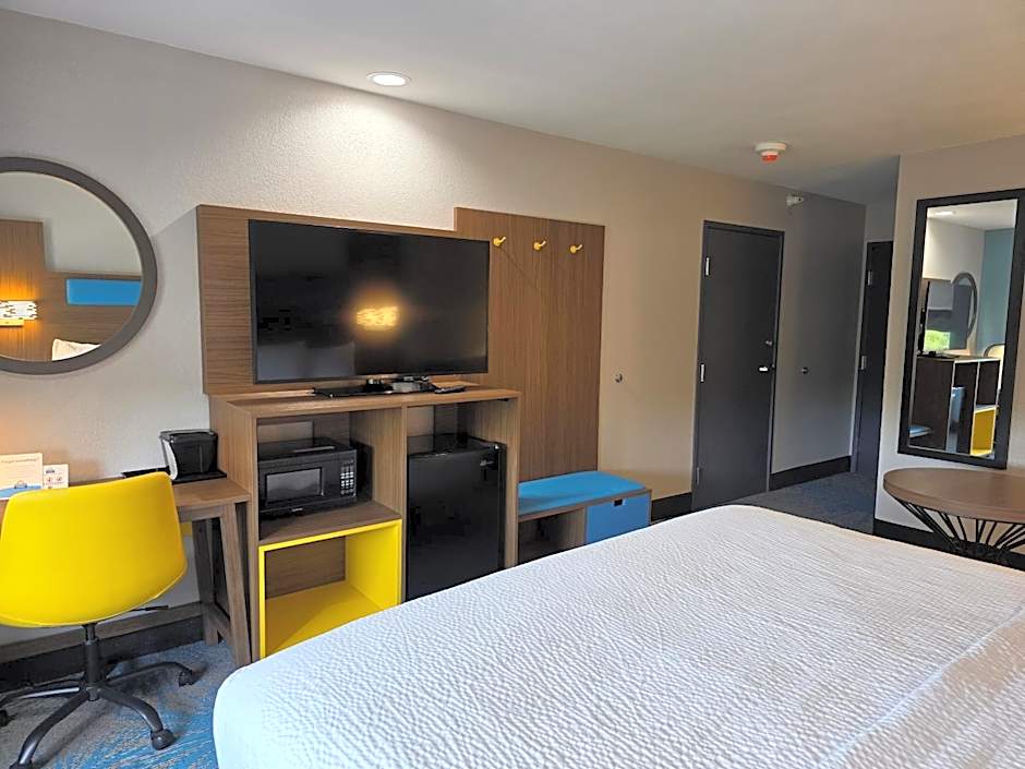 Days Inn & Suites by Wyndham Brandon Amphitheater