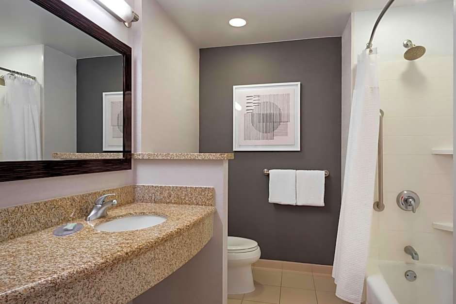 Courtyard by Marriott Long Beach Airport