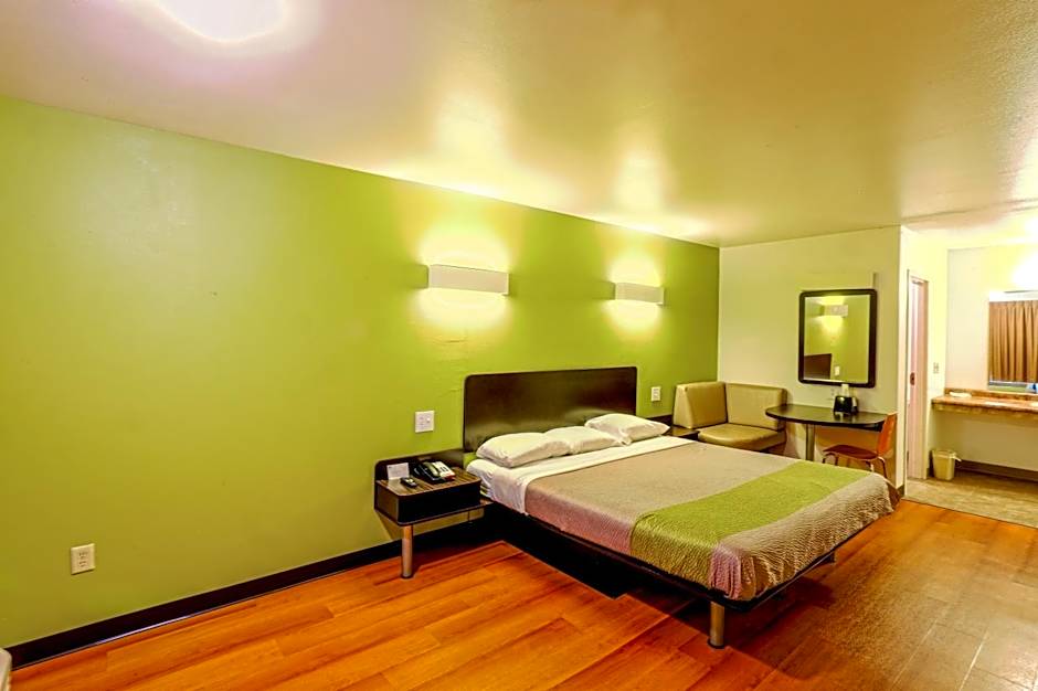 Photo 1 of 4 of 1 King Bed Suite, Jetted Tub, Smoking