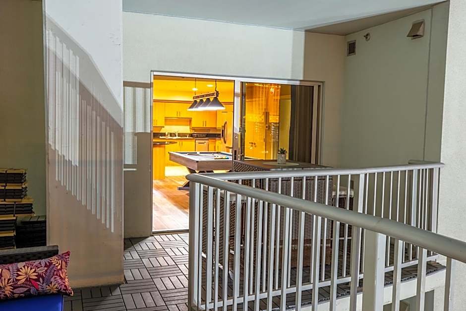 2100 SqFt Penthouse Suite W/ Strip Views! POOL GYM