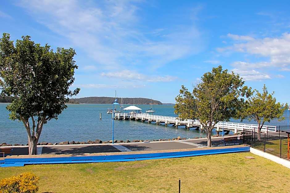 Zorba Waterfront Motel