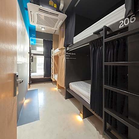 Bunk Bed in Mixed Dormitory Room