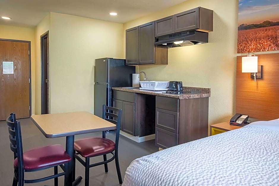 Days Inn by Wyndham Evansdale Waterloo