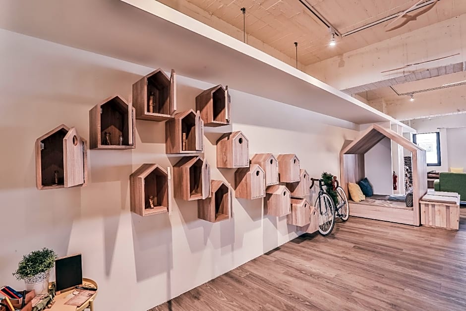 Stray Birds Taichung Hostel