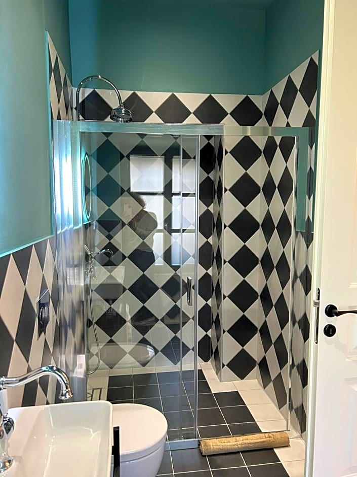 Living Yard Acropolis