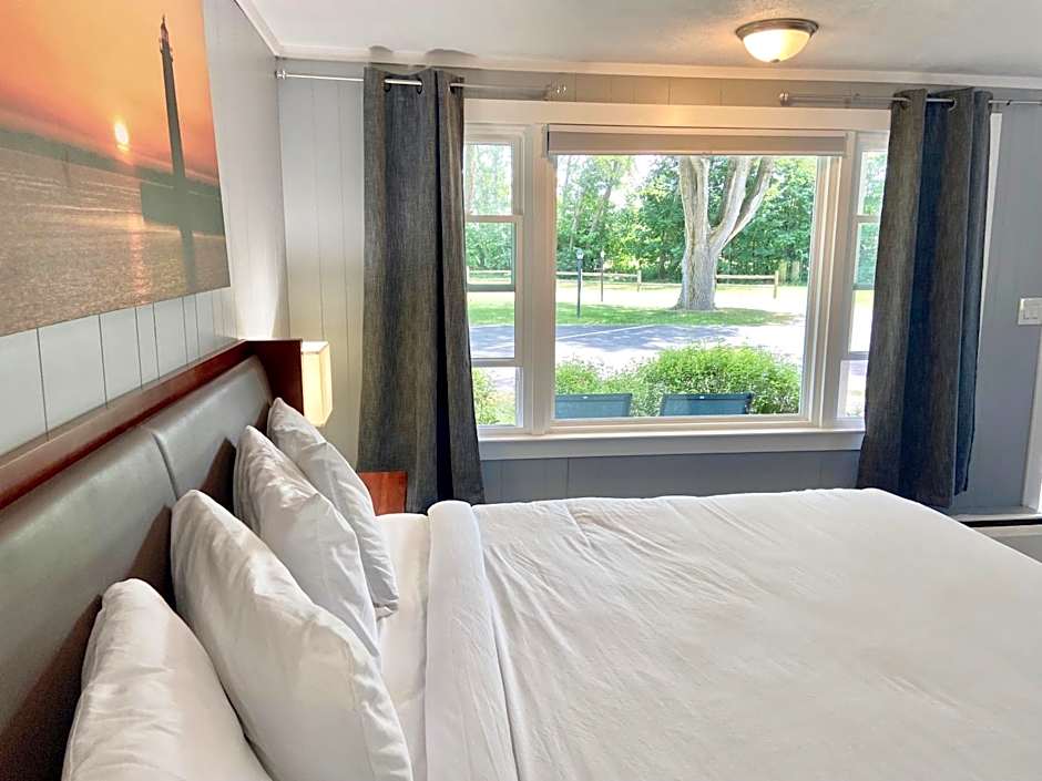 Elk Rapids Lakeshore Inn