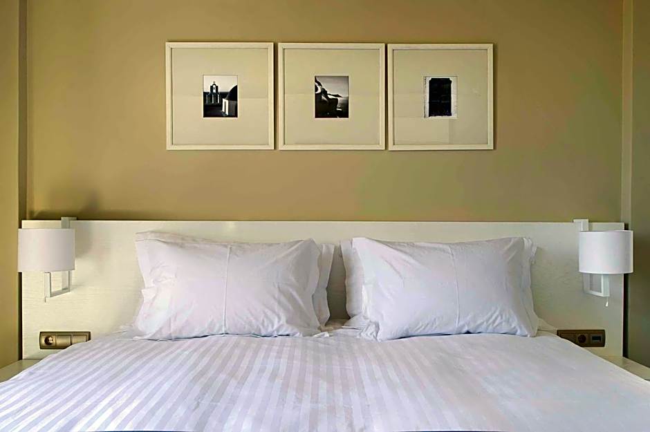 Acroterra Rosa Luxury Suites