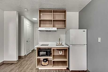 Efficiency Queen Suite - Non Smoking