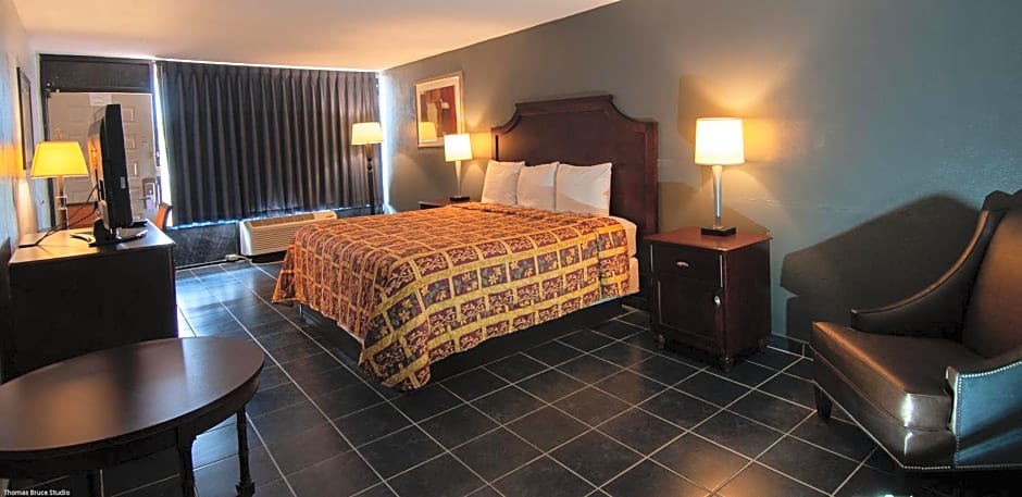 Express Inn & Suites - 5 Miles from St Petersburg Clearwater Airport