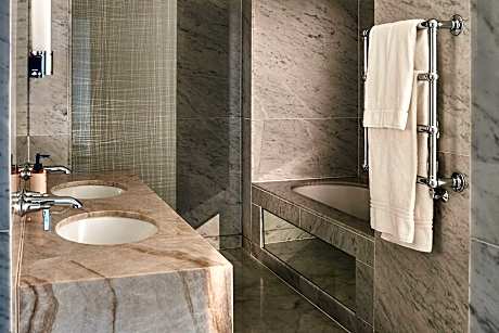 Deluxe Junior Suite (2 Twin Beds)