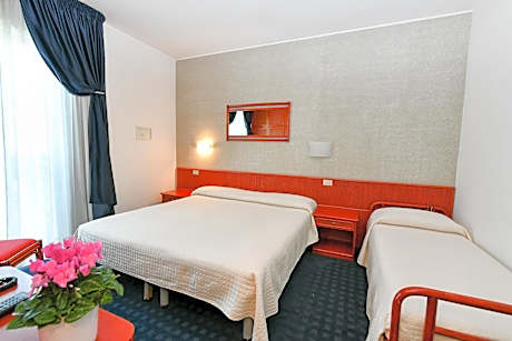 Triple Room with Balcony and Partial Sea View