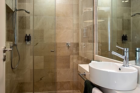 FAMILY ROOM 3 ADULTS