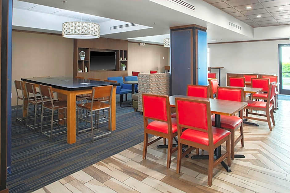 HOLIDAY INN EXPRESS & SUITES ROANOKE RAPIDS By IHG