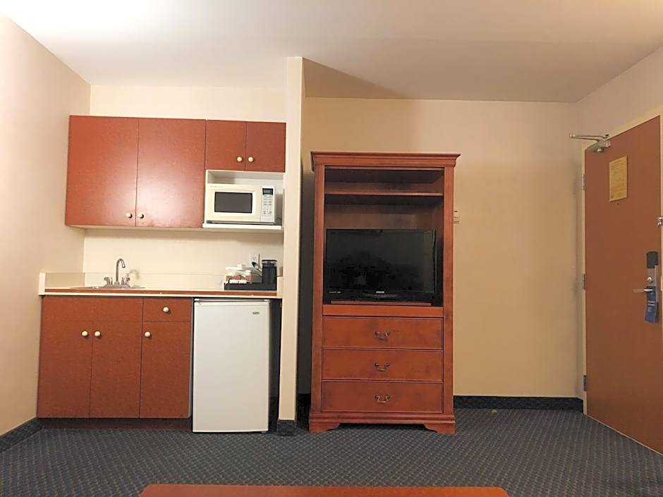 Days Inn & Suites by Wyndham Niagara Falls Centre St. By the Falls