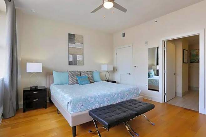 Amazing Condos Beautiful View 2 Blocks To French Quarter, Small Rooftop Pool, Gym, Seanger Theater, Super Dome, And Bourbon St