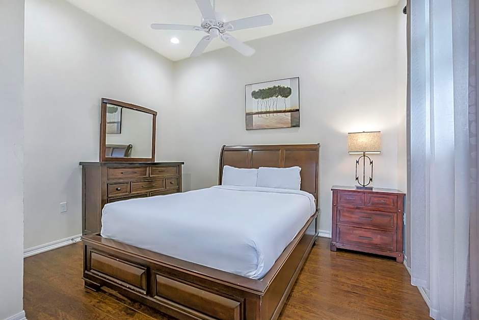 Modern 4BR Penthouse in Downtown by Hosteeva