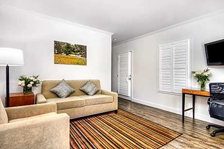 Queen Suite - Non-Smoking