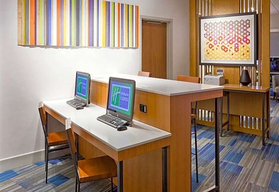 Holiday Inn Express Hotel & Suites Quincy I-10 By IHG