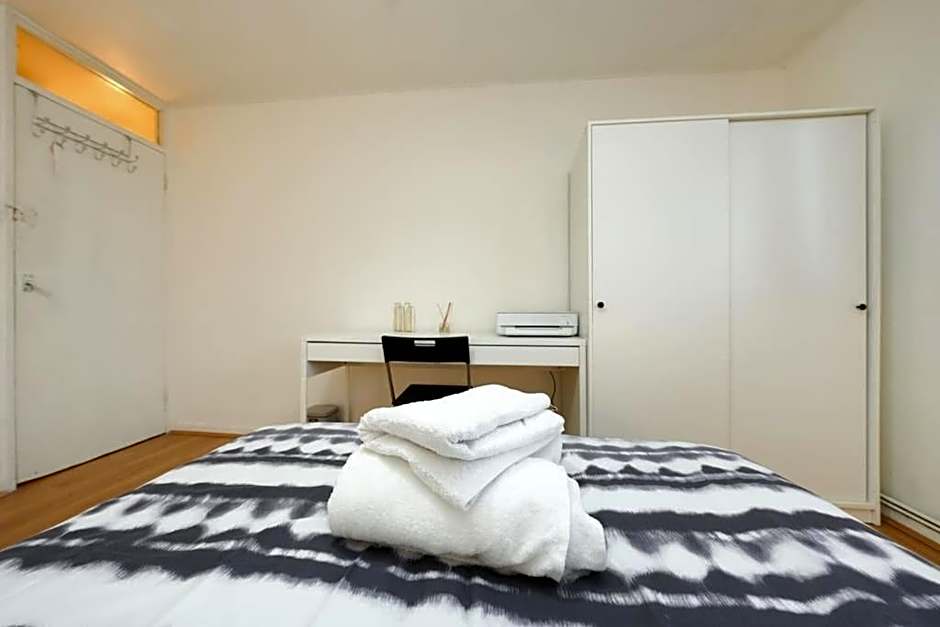 London Oasis Flat with High-Speed Broadband and Free Parking