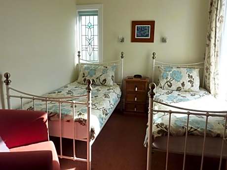 Twin room-Standard-Ensuite with Shower