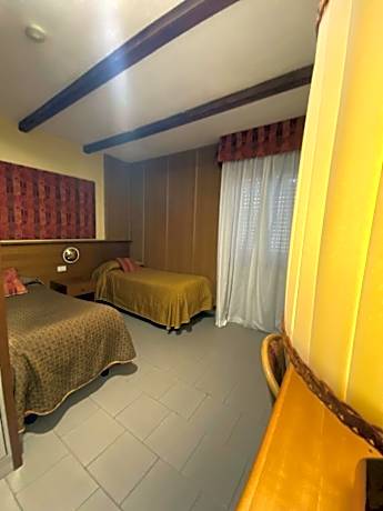 Family Suite (2 Adults + 2 Children)