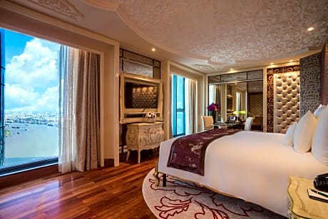 Romance Suite High Floor with Executive Lounge Access and Free Mini-bar