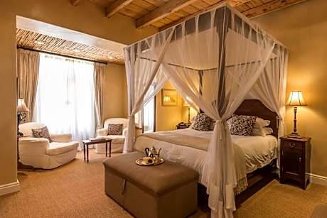Courtyard Manor Suite with Mountain View with 2 Game Drives