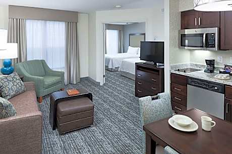 2 Dbl Mobility/Hearing Access Ri Shwr Ste Nsmk