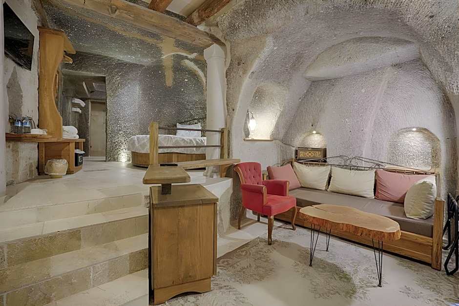 Hera Cave Suites