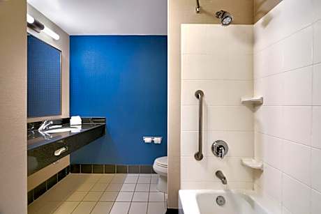 Queen Room with Two Queen Beds and Bathtub - Mobility Access