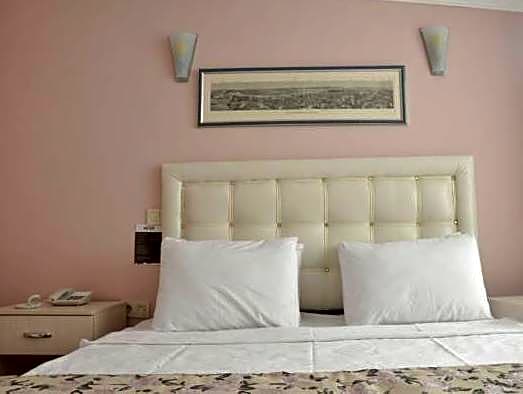 Huxley Hotel and Aparts Old City