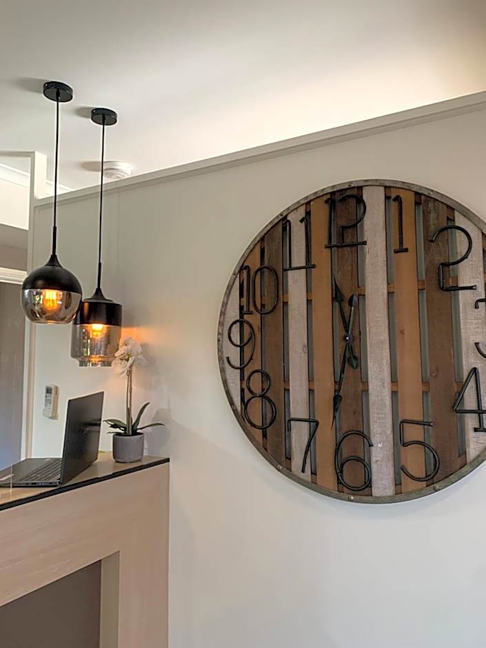 Blazing Stump Motel & Suites