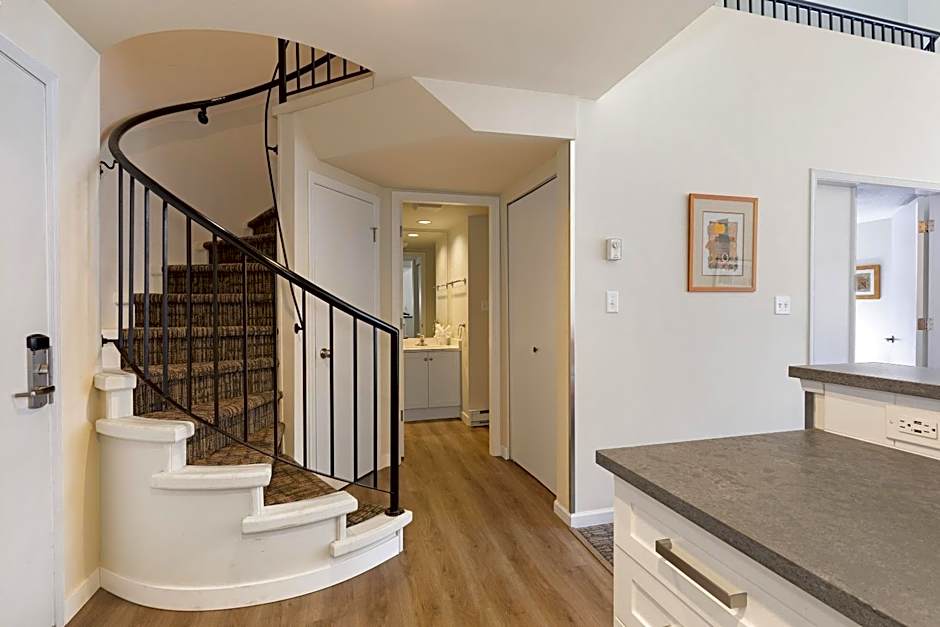 Tyndall Stone Lodge by Whiski Jack