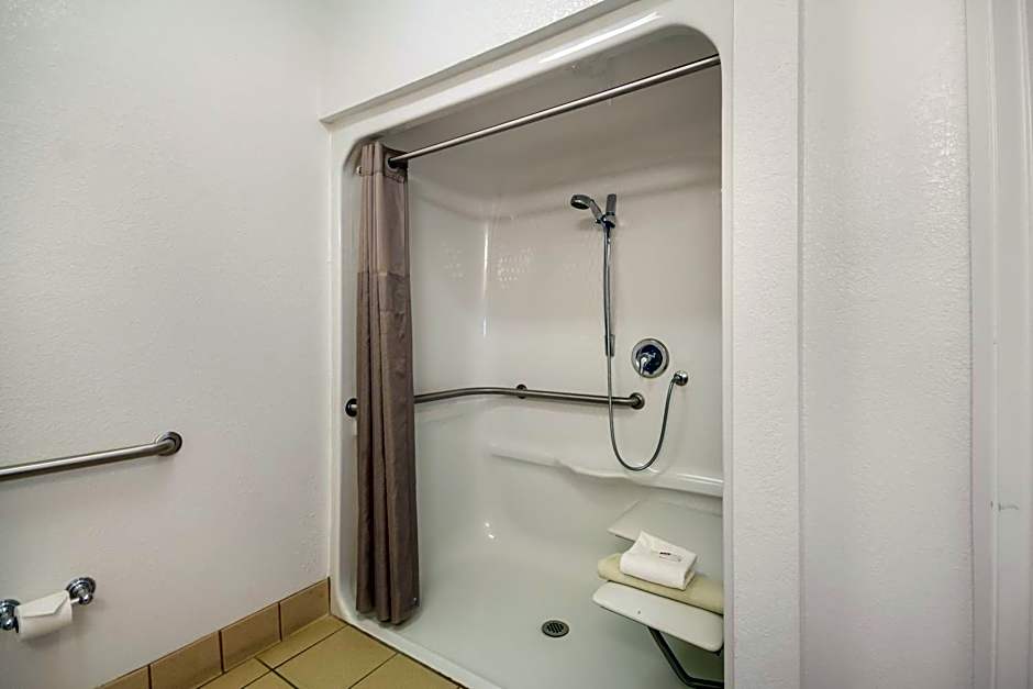 Howard Johnson by Wyndham Lemoore