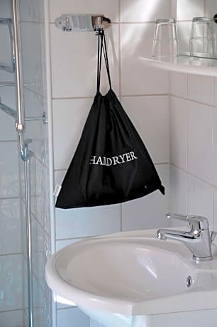 1 DOUBLE BED,NSMK,STDRM,FREEI,FULL BREAKFAST