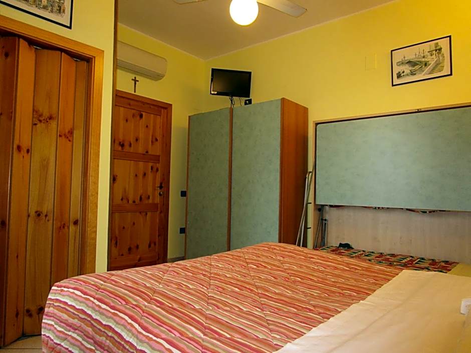 Photo 1 sur 6 de Triple Room